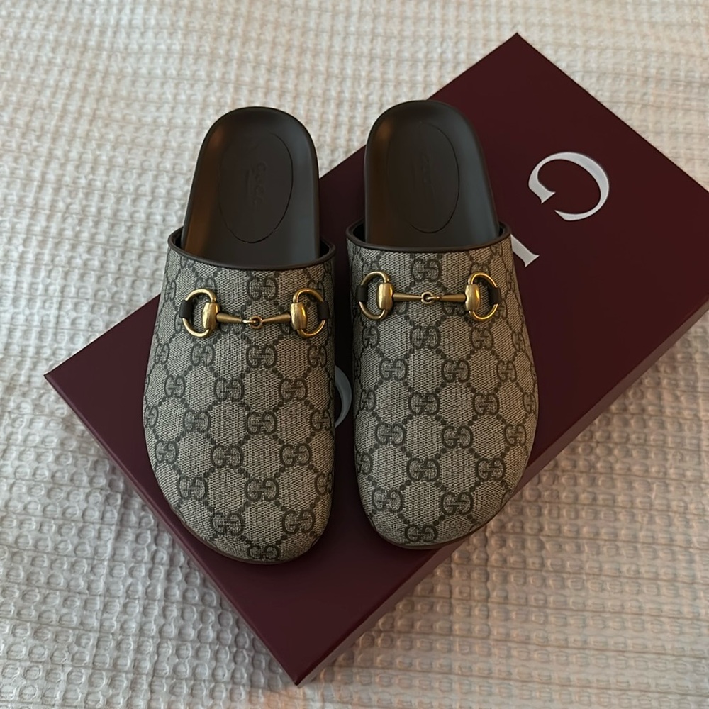Gucci Women’s Horsebit Slippers. Only worn once. Excellent condition.